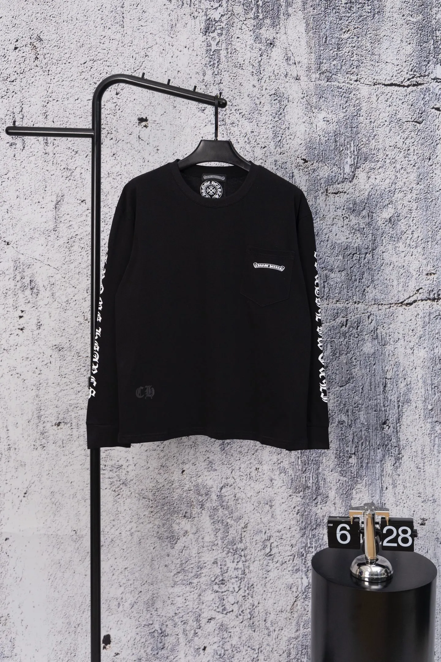 P190 Chrome Hearts CH Chrome Hearts black and white raglan sleeve Sanskrit letter printed long-sleeved T-shirt. Refreshing and comfortable, the colors have been fixed. - High elastic slurry, synchronized with all original foam printing, CH classic horseshoe pattern on the chest and back, Sanskrit on the sleeves, logo classic Gothic font printed on the collar thread - Restore the original printed collar label, more comfortable to wear, not tied to the body, custom hangtag accessories Color: black white Size: s—xl